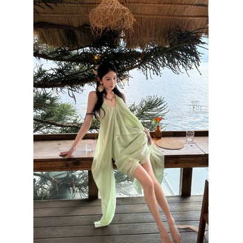 Zöld tie-dye maxi ruha vékony vállpántokkal, nyitott hátsóval, aszimmetrikus szegéllyel, resort-stílus