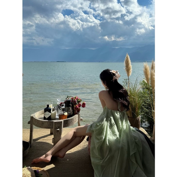 Zöld tie-dye maxi ruha vékony vállpántokkal, nyitott hátsóval, aszimmetrikus szegéllyel, resort-stílus