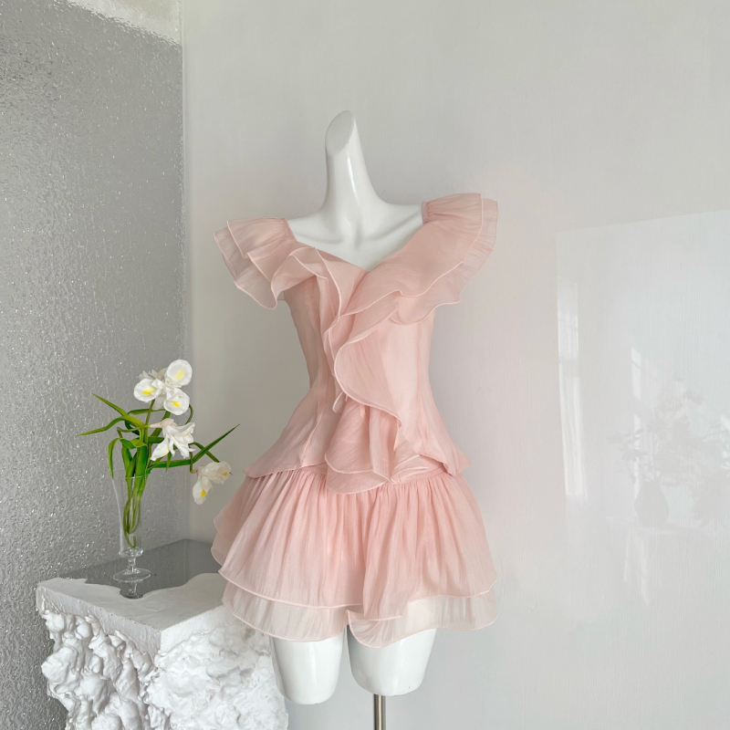 Roze dvodijelni set s topom s volanom i puff suknjom, nježan i vitak izgled