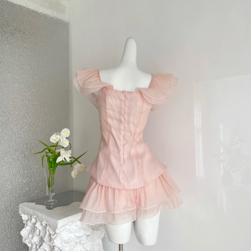 Roze dvodijelni set s topom s volanom i puff suknjom, nježan i vitak izgled