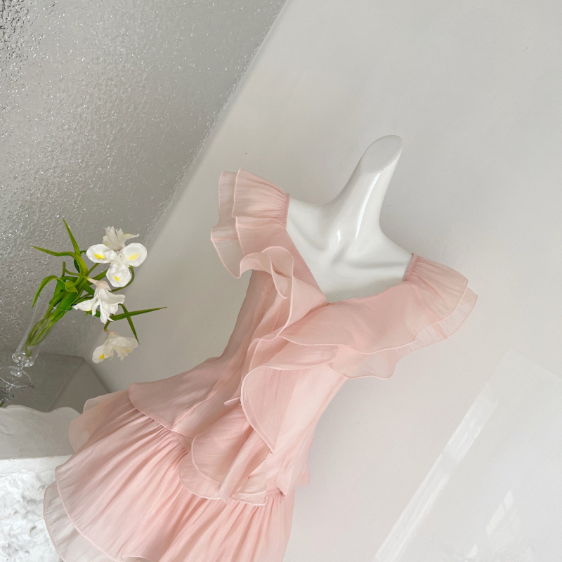 Roze dvodijelni set s topom s volanom i puff suknjom, nježan i vitak izgled