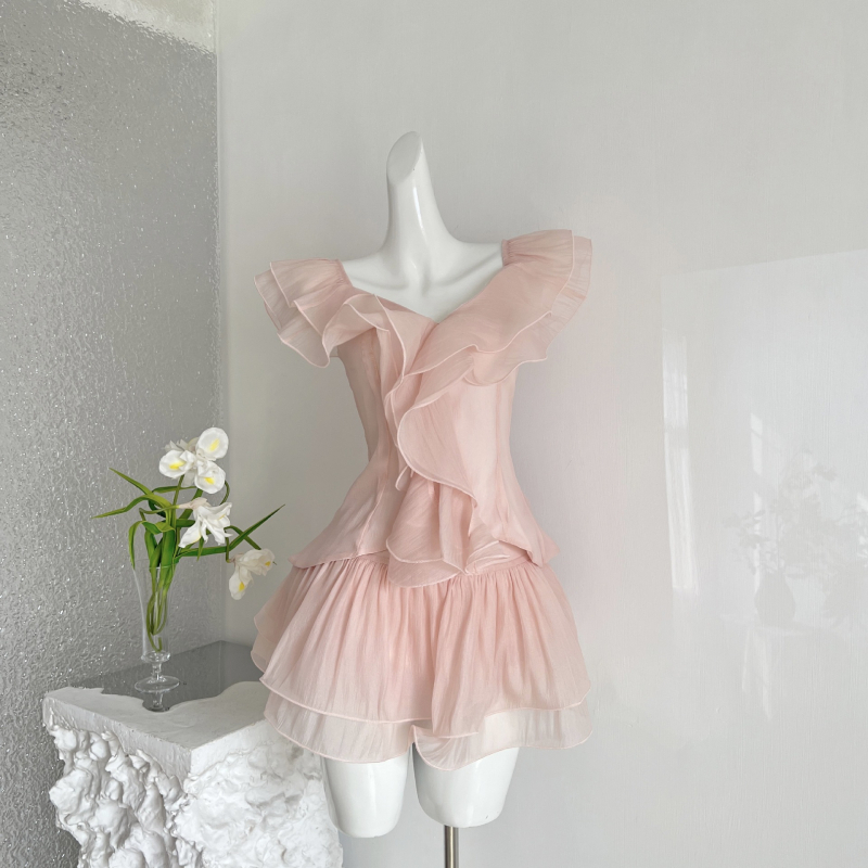 Roze dvodijelni set s topom s volanom i puff suknjom, nježan i vitak izgled