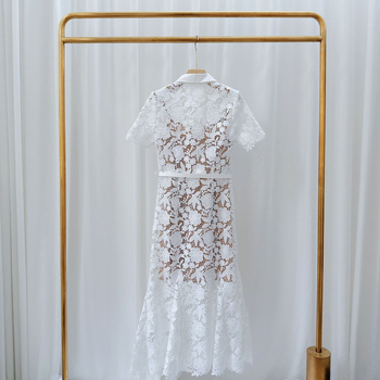 Bijela čipkasta dvodjelna haljina, silueta sirene, visoki pojas, dijamantni kopči, čipkasti floralni uzorci, polo ovratnik, duga suknja
