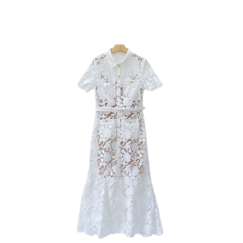 Bijela čipkasta dvodjelna haljina, silueta sirene, visoki pojas, dijamantni kopči, čipkasti floralni uzorci, polo ovratnik, duga suknja