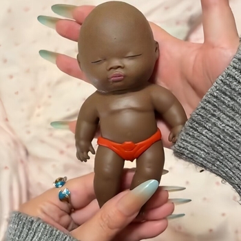 Natasha figurája — aranyos stresszoldó játék, kreatív autó-dekoráció, mini fekete baba, nyomogató játék