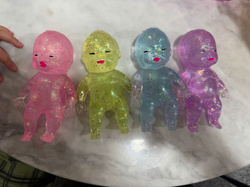 Natasha figurája — aranyos stresszoldó játék, kreatív autó-dekoráció, mini fekete baba, nyomogató játék