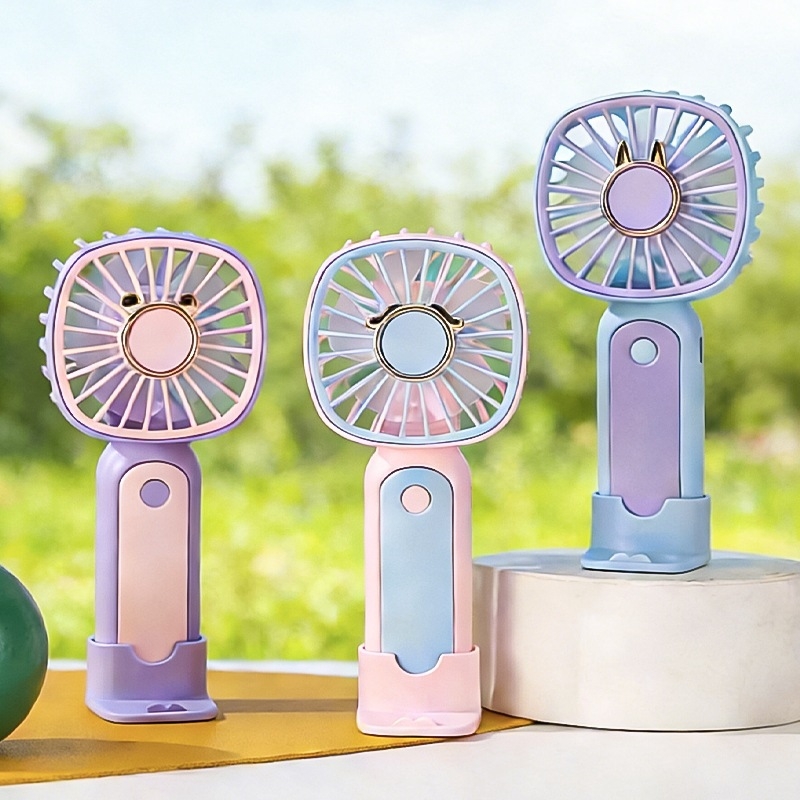 2026 USB nabíjateľný ručný ventilátor, mini prenosný stolový ventilátor so vstavanou batériou, 5 lopatiek, tichý pod 36 dB, 3 rýchlosti, hmotnosť 70 g, rozmery 15,8 × 7 × 5,8 cm, funkcia powerbanky