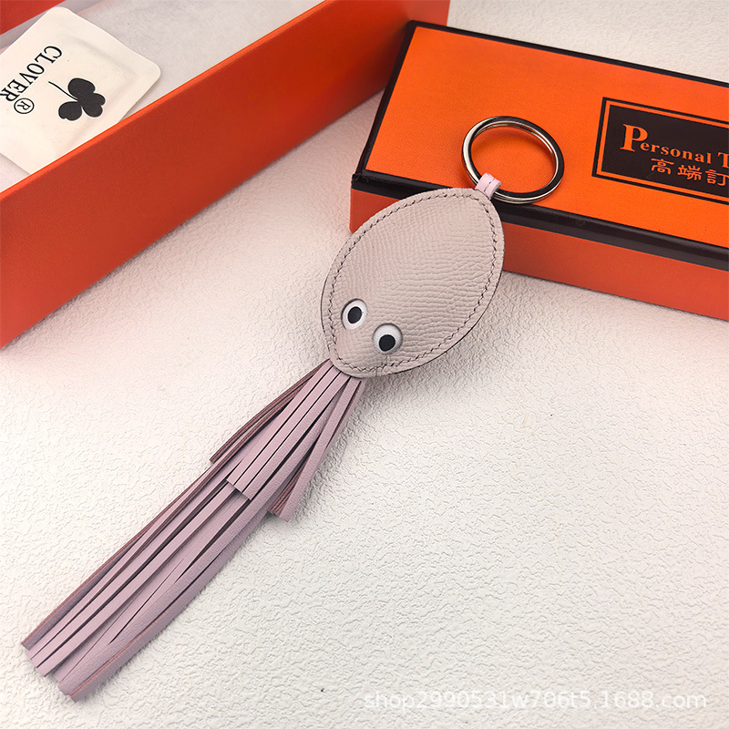 H márka valódi bőr, kézzel varrt bojtos polip medál – táskadísz és kulcstartó