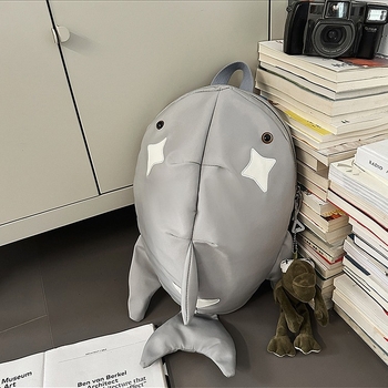 Ruksak s karikaturnim morskim psom u japanskom stilu, unisex, 2025 novi model, sladak i duhovit, velik kapacitet za školu i putovanja, može nositi 14-inčni laptop
