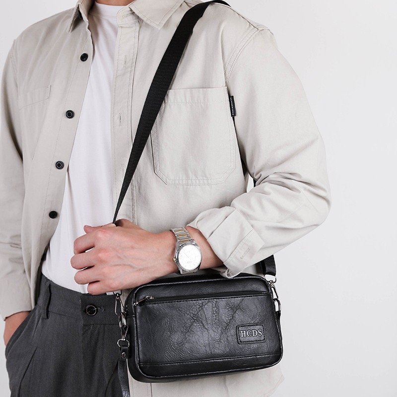 Geantă de umăr pentru bărbați, capacitate mare, casual, impermeabilă și rezistentă la uzură, crossbody cu logo, stil business casual.