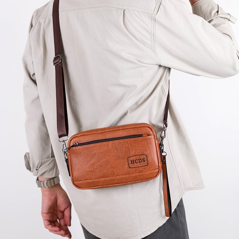 Geantă de umăr pentru bărbați, capacitate mare, casual, impermeabilă și rezistentă la uzură, crossbody cu logo, stil business casual.