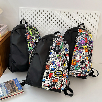 Nylon iskolatáska fiúknak, amerikai utcai graffiti-stílusú dizájn, több rekesz és laptoprekesz.