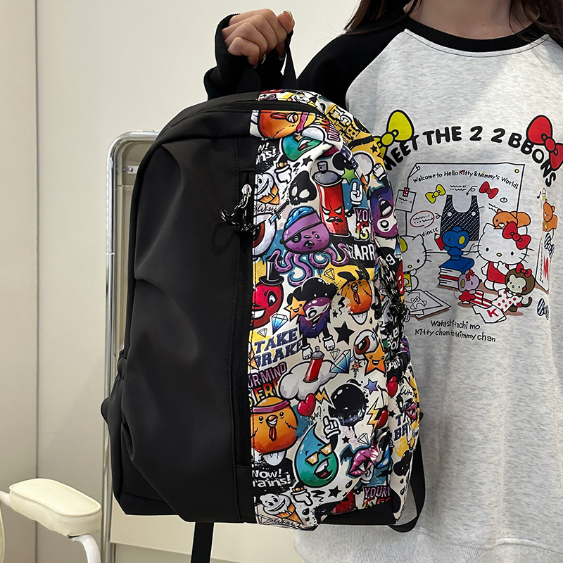 Nylon iskolatáska fiúknak, amerikai utcai graffiti-stílusú dizájn, több rekesz és laptoprekesz.