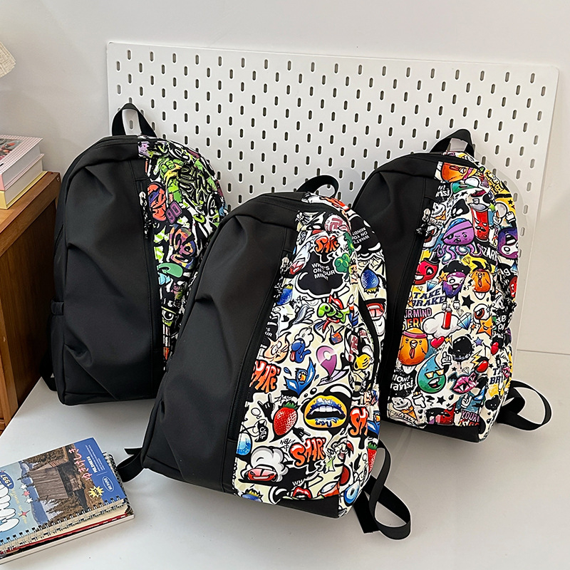 Nylon iskolatáska fiúknak, amerikai utcai graffiti-stílusú dizájn, több rekesz és laptoprekesz.