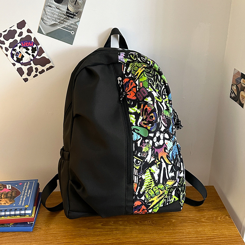 Nylon iskolatáska fiúknak, amerikai utcai graffiti-stílusú dizájn, több rekesz és laptoprekesz.