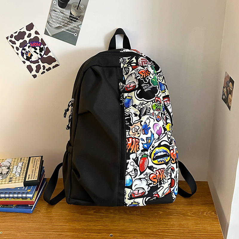 Nylon iskolatáska fiúknak, amerikai utcai graffiti-stílusú dizájn, több rekesz és laptoprekesz.