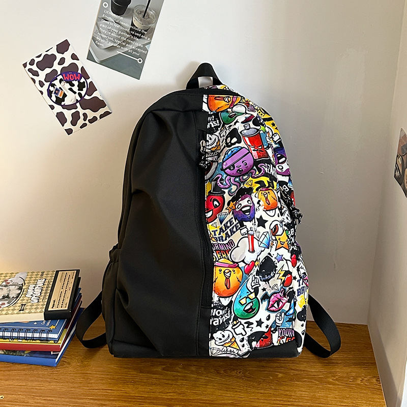 Nylon iskolatáska fiúknak, amerikai utcai graffiti-stílusú dizájn, több rekesz és laptoprekesz.