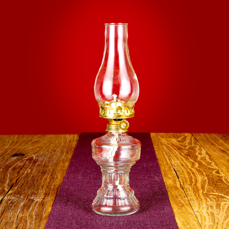 Vonkajšia retro veľká petrolejová lampa so skleneným tienidlom na kempovanie