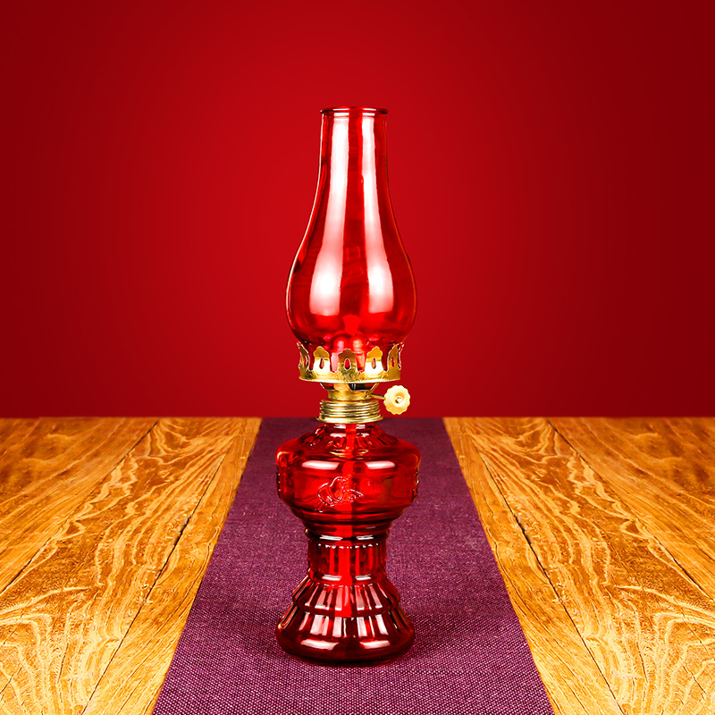Vonkajšia retro veľká petrolejová lampa so skleneným tienidlom na kempovanie