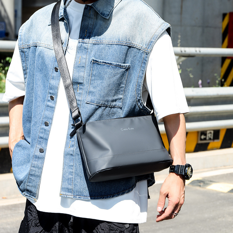 Geantă crossbody mică pentru bărbați, stil street, din nylon impermeabil, pentru utilizare zilnică și călătorii, încăpătoare pentru laptop de 8 inch