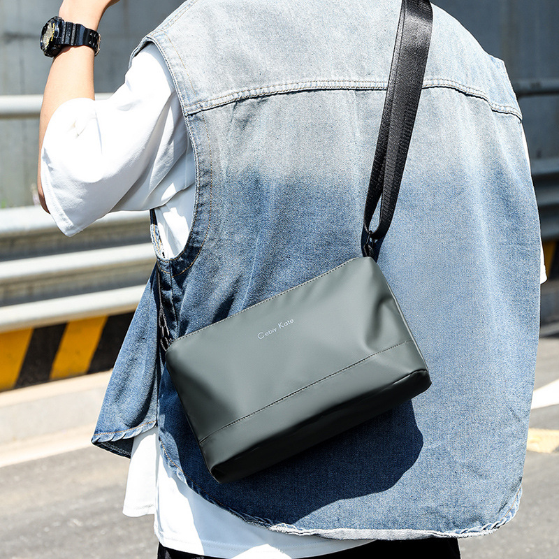 Geantă crossbody mică pentru bărbați, stil street, din nylon impermeabil, pentru utilizare zilnică și călătorii, încăpătoare pentru laptop de 8 inch
