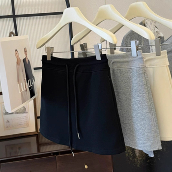 Crna i siva mini suknja s vezicom u struku, visokim strukom, A-linija kroj, priljublja bokove, milk silk, ljeto 2026