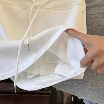 Crna i siva mini suknja s vezicom u struku, visokim strukom, A-linija kroj, priljublja bokove, milk silk, ljeto 2026