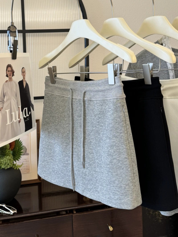 Crna i siva mini suknja s vezicom u struku, visokim strukom, A-linija kroj, priljublja bokove, milk silk, ljeto 2026