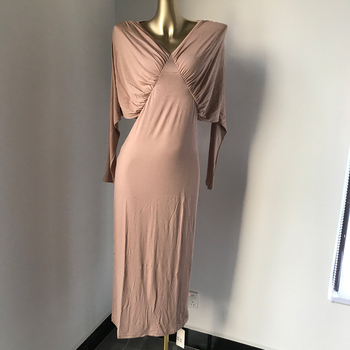 Modal anyagú elegáns női ruha, V-nyakú, karcsúsított fazon, batwing-ujjak, őszi-téli viselet.