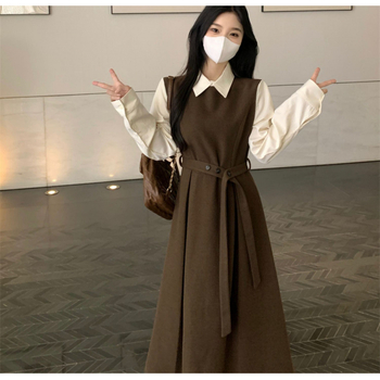 Plusz méretű hosszú ruha illúziós két darabból álló kinézettel, elegáns gallér, paneles dizájn, karcsúsító fazon, őszi-téli 2025
