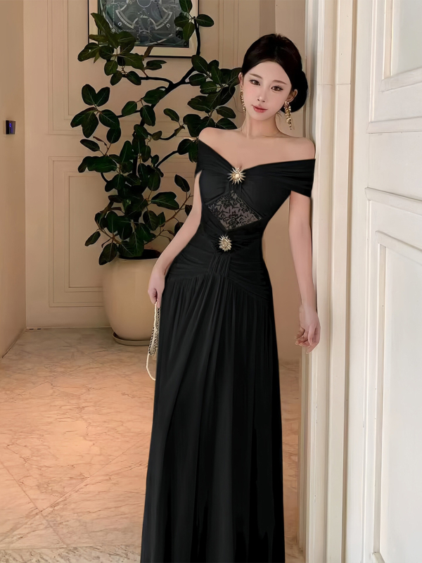 HEPBURN-stílusú kis fekete ruha, elegáns egyvállú kivitel, karcsú szabás, hosszú estélyi ruha