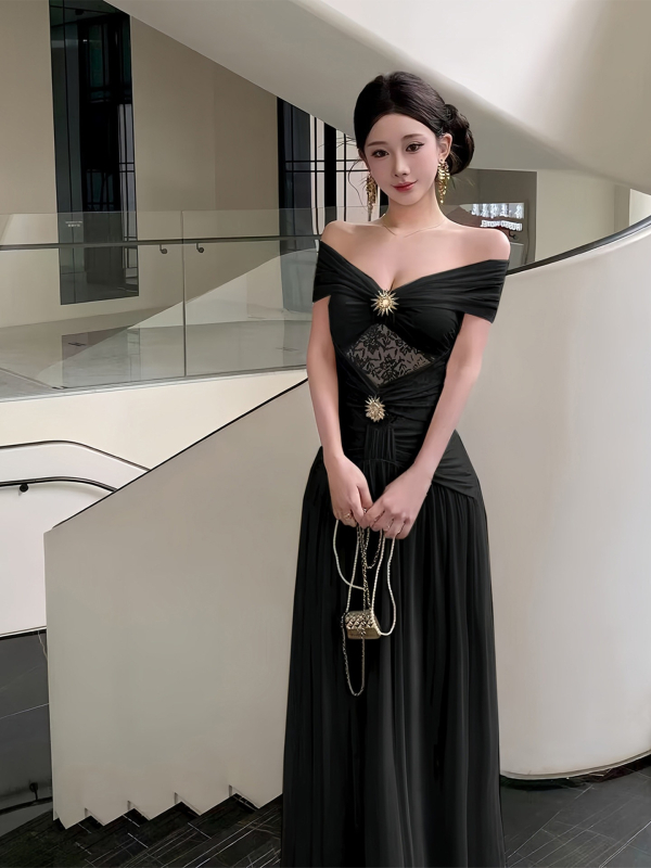 HEPBURN-stílusú kis fekete ruha, elegáns egyvállú kivitel, karcsú szabás, hosszú estélyi ruha
