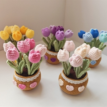 Kész kézzel horgolt tulipán virágcserepben és gyapjúból kötött rózsa — asztali bonsai dekoráció