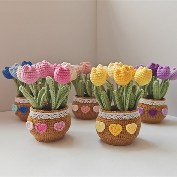 Kész kézzel horgolt tulipán virágcserepben és gyapjúból kötött rózsa — asztali bonsai dekoráció