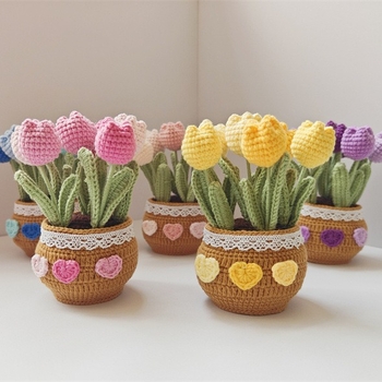 Kész kézzel horgolt tulipán virágcserepben és gyapjúból kötött rózsa — asztali bonsai dekoráció