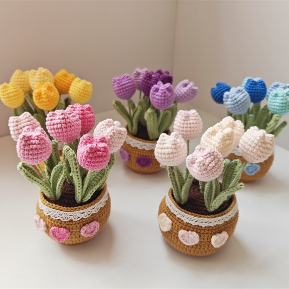 Kész kézzel horgolt tulipán virágcserepben és gyapjúból kötött rózsa — asztali bonsai dekoráció