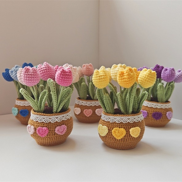 Kész kézzel horgolt tulipán virágcserepben és gyapjúból kötött rózsa — asztali bonsai dekoráció
