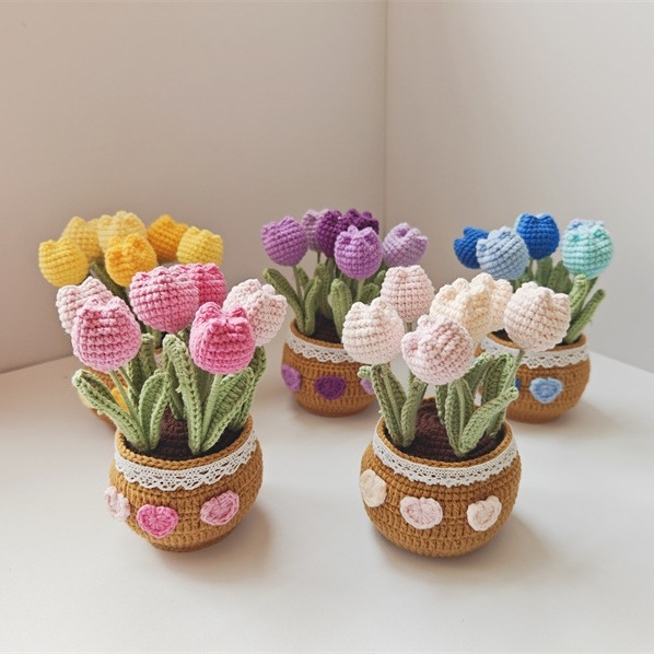 Kész kézzel horgolt tulipán virágcserepben és gyapjúból kötött rózsa — asztali bonsai dekoráció