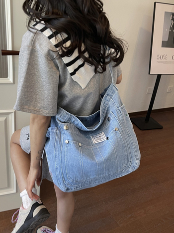 Geantă mică de canvas pentru femei, geantă crossbody, design de nișă, vara 2026, inspirație denim, stil casual artistic