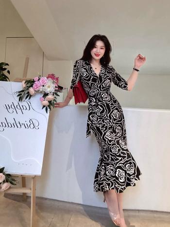 2026 nyári francia stílusú rózsaszínű wrap ruha, elegáns jacquard, karcsúsított derék, sellő sziluett