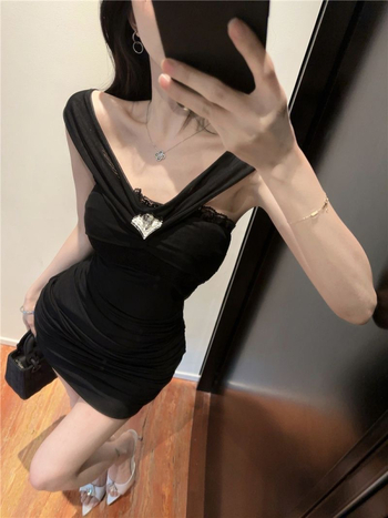 Elegáns egyvállas ruha csipkével és kristálydíszítéssel, karcsú testhez simuló fazonú bodycon ruha nyárra