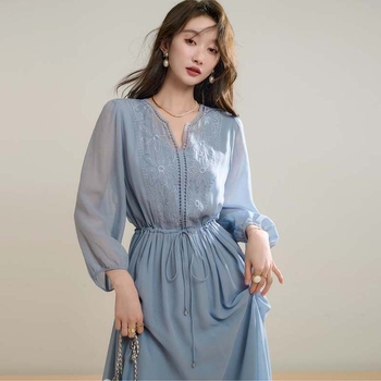 Női hímzett chiffon ruha, 2026 nyár, lazán szabott, midi hossz, utazási nyaraló stílusú.