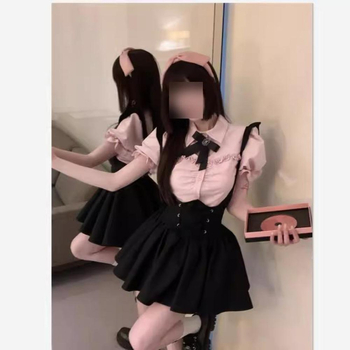Crna haljina s bretele i naboranom volanom suknjom, kratka ljetna haljina, polo ovratnik, japansko-korejski casual stil