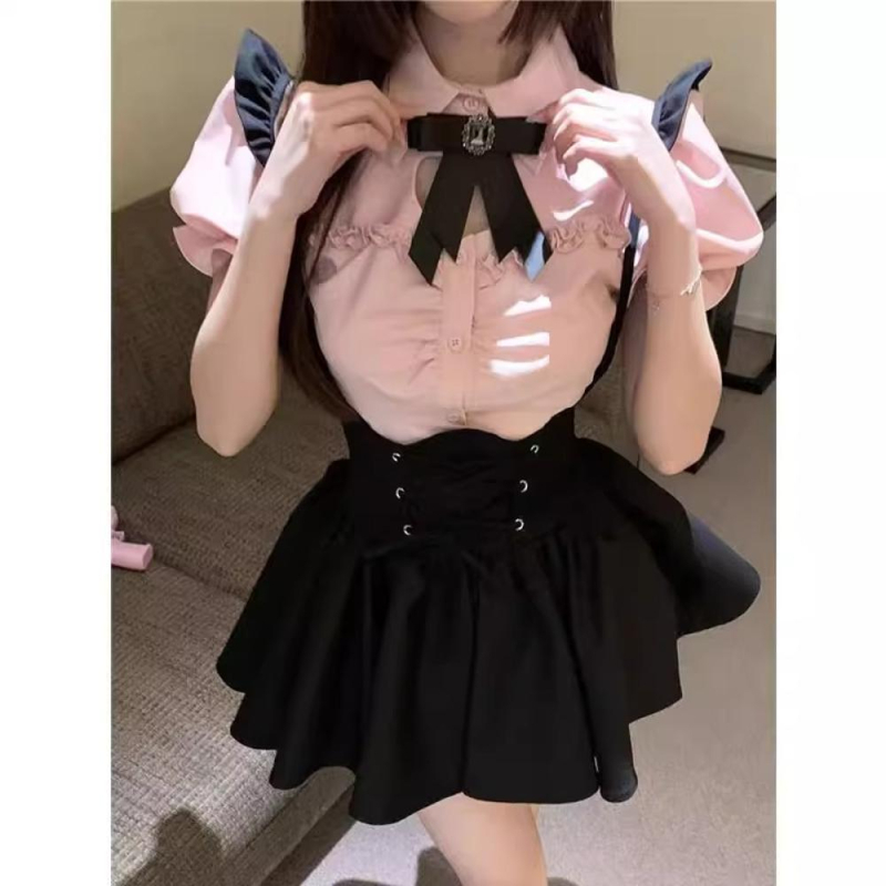 Crna haljina s bretele i naboranom volanom suknjom, kratka ljetna haljina, polo ovratnik, japansko-korejski casual stil
