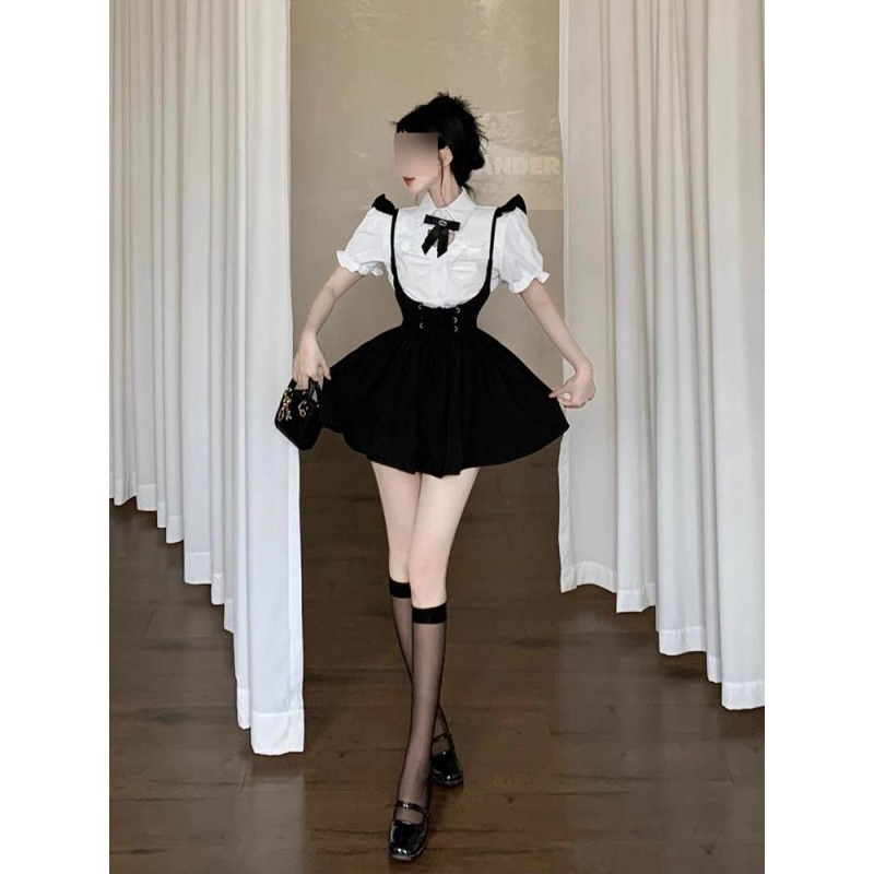 Crna haljina s bretele i naboranom volanom suknjom, kratka ljetna haljina, polo ovratnik, japansko-korejski casual stil