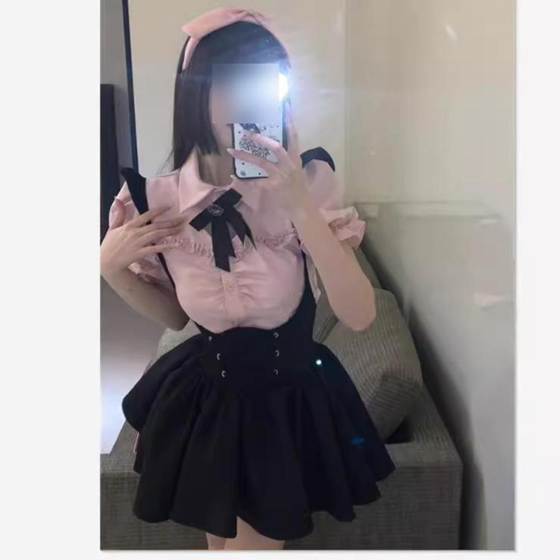Crna haljina s bretele i naboranom volanom suknjom, kratka ljetna haljina, polo ovratnik, japansko-korejski casual stil