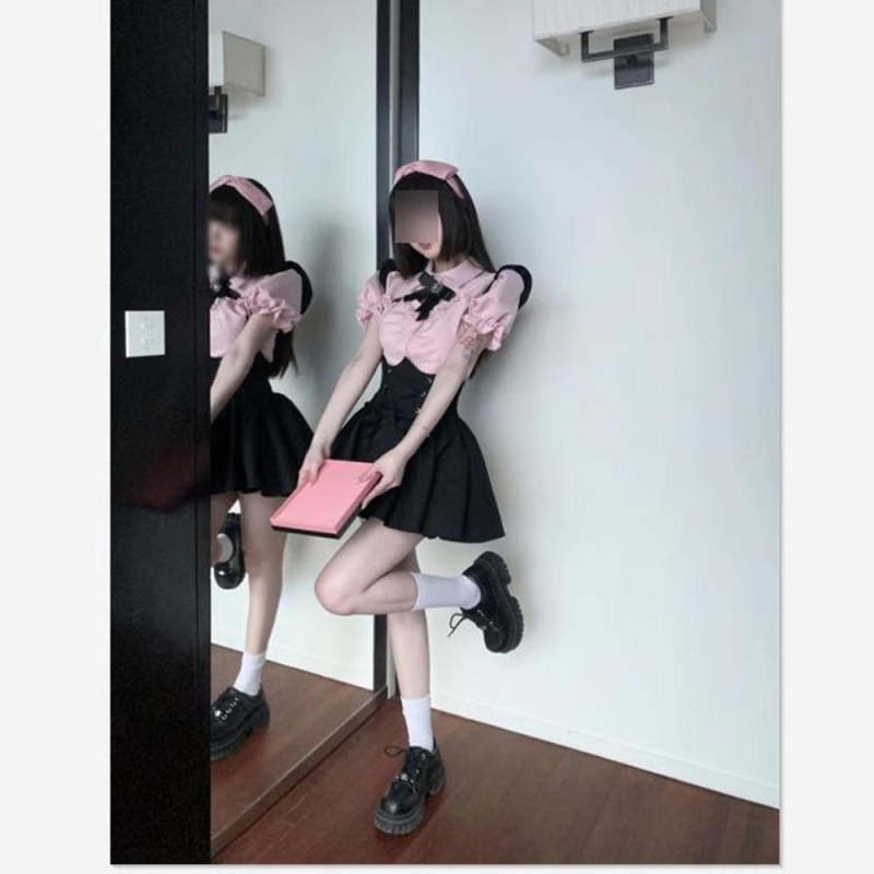 Crna haljina s bretele i naboranom volanom suknjom, kratka ljetna haljina, polo ovratnik, japansko-korejski casual stil