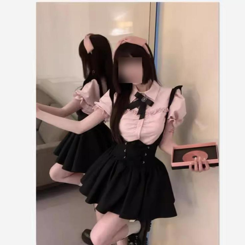 Crna haljina s bretele i naboranom volanom suknjom, kratka ljetna haljina, polo ovratnik, japansko-korejski casual stil