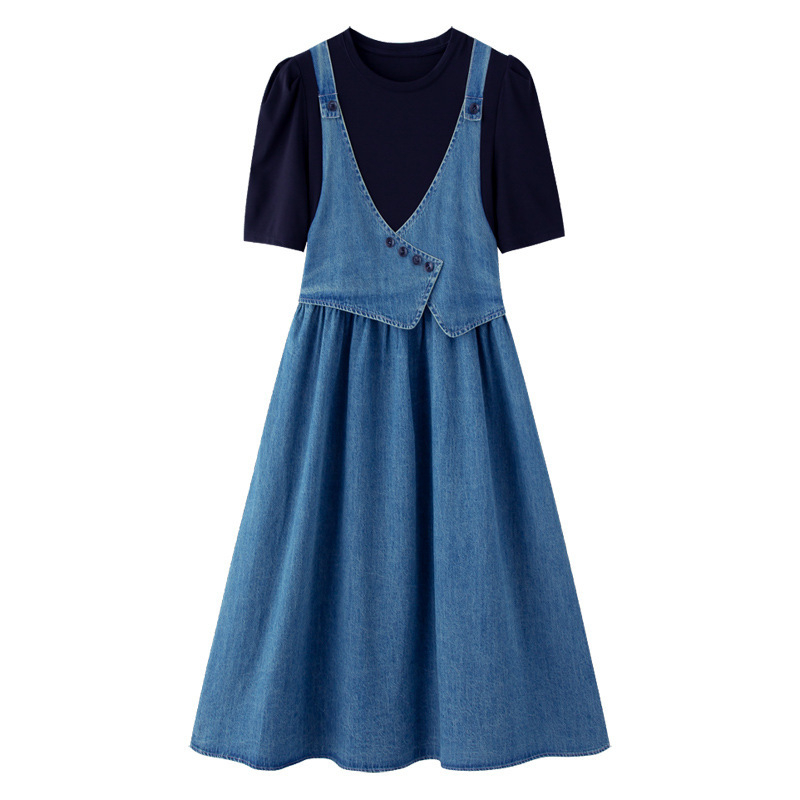Denim anyagú pántos ruha, két rész illúzióval, karcsúsított derék, A-vonalú, kerek nyak, rövid ujjú, midi hosszúság, friss, édes stílus.
