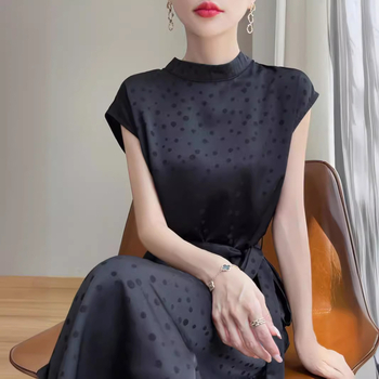 Új női szatén ruha, acetát anyagú, pöttyös mintával, vintage inspiráció, elegáns derék, hosszú ruha.